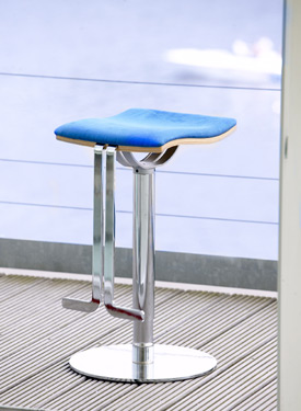 gepolsteter Barhocker blauer Stoffbezug