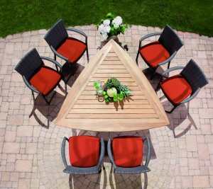 dreieckiger Gartentisch aus Teakholz