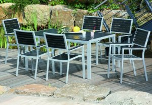 Moderne Gartenm&ouml;bel im Aluminiumgestell und Kunststoff in Holzoptik