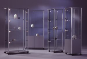 S&auml;ulenvitrine-V6000