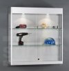 abschließbare Wandvitrine mit Blende und Innenbeleuchtung