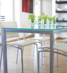 Design-Esstischstuhl mit modernem Esstisch