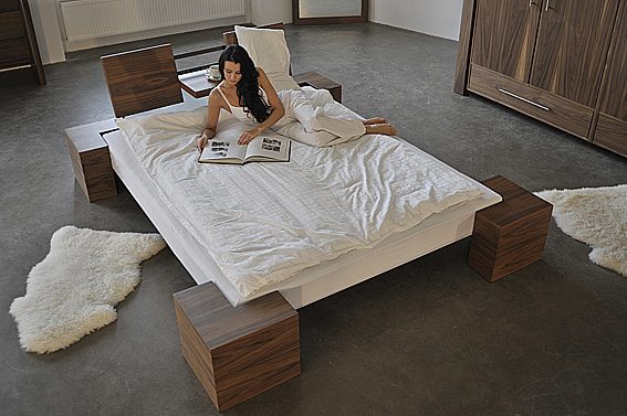 Design-Doppelbett aus Nussbaum-Massivholz