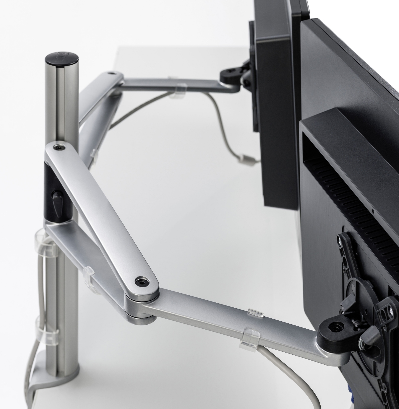 Monitorhalterung mit drehbaren Gelenkarme f&uuml;r 2 Computermonitore