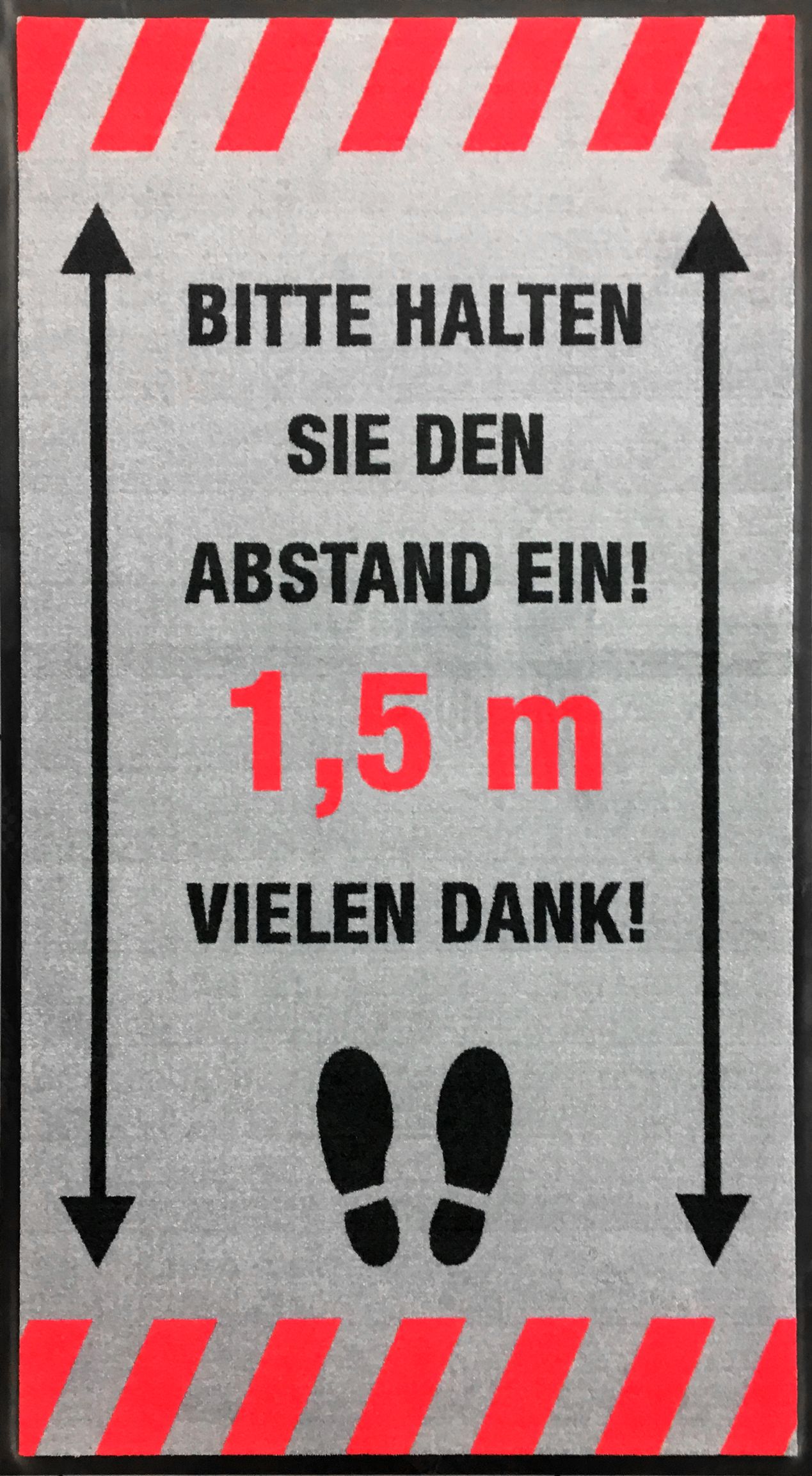 1,5 Meter lange Fußmatte mit deutlichen Abstand-halten-Hinweis