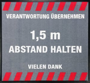 Fußmatte mit deutlich sichtbaren 1,5 m Abstandhalten-Hinweis