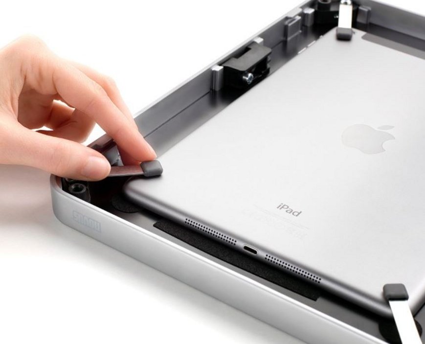 abschließbare Tablethalterung mit Metallklammern zur genauen Positionierung eines Tablets abschließbare Tablethalterung mit Metallklammern zur genauen Positionierung eines Tablets