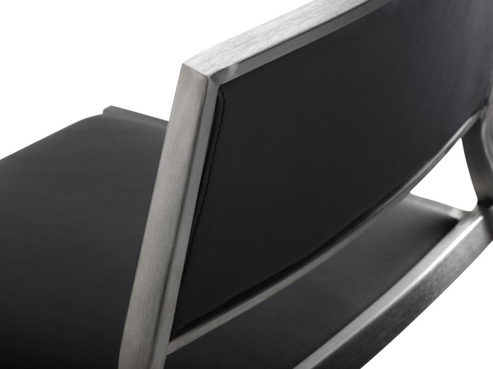 Barhocker mit gepolstertem schwarzem Sitz