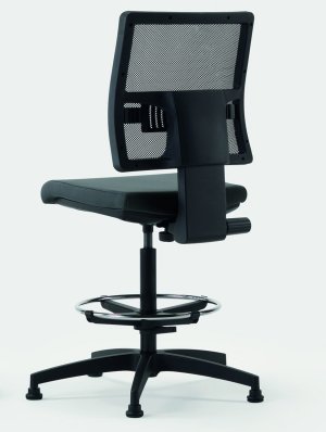 bequemer Steharbeitsstuhl mit Polstersitz und luftdurchlässiger Rückenlehne