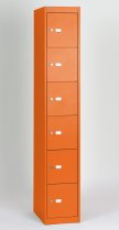 orange lackierter Stahlschrank mit 6 abschließbaren Schließfächern