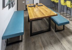moderner Esstisch 180 x 90 cm mit Massivholz-Tischplatte auf schwarzem Stahlgestell