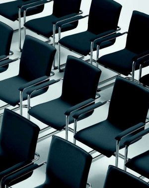 robuster Freischwinger-Seminarstuhl mit bequemen Polstersitz und hochwertigem Kunstlederbezug