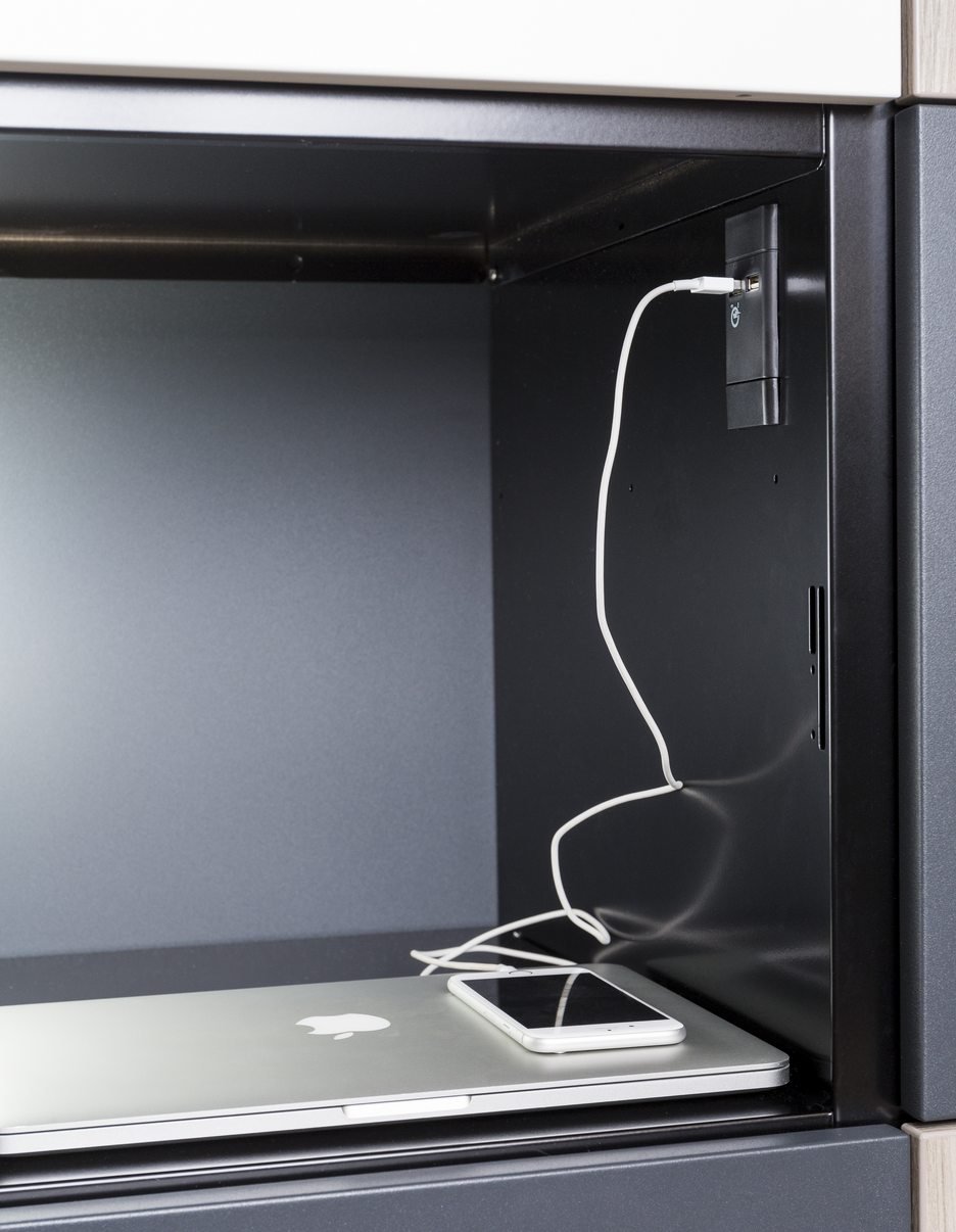 Schließfach-Stahlschrank mit Strom- und USB-Anschluß