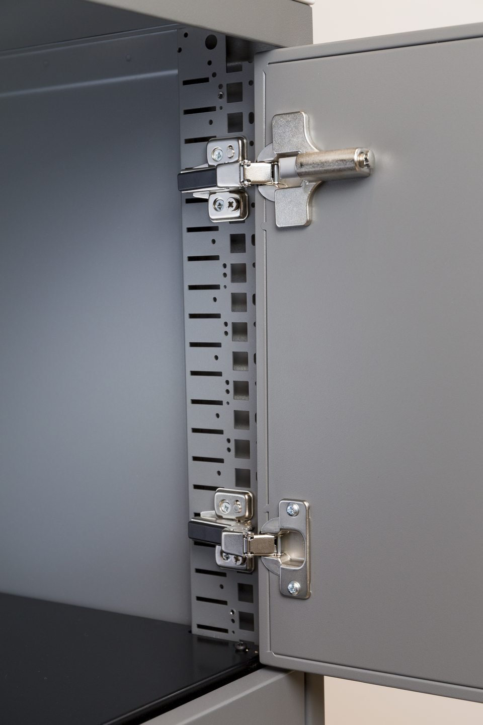 Schließfachschrank Schließfachtüren mit Soft-Close-Mechanismus