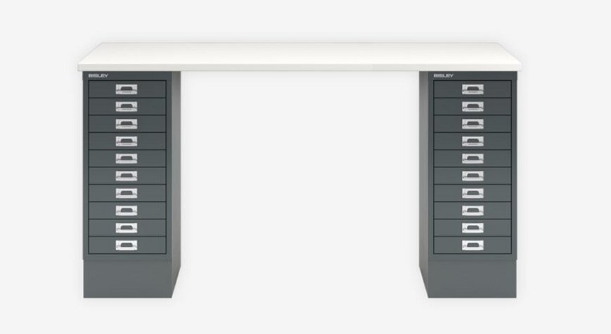 kleiner Homeoffice-Schreibtisch mit weißer Holztischplatte 
auf zwei Schreibtisch-Stahlcontainer