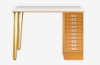 Homeoffice-Schreibtisch mit gelben Stahlcontainer