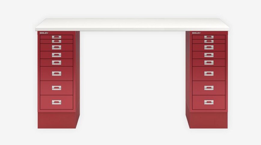 Kleiner Heimbüro-Schreibtisch mit massiver Tischplatte auf zwei Schreibtischcontainer