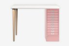 Homeoffice-Schreibtisch mit pinkfarbenen Schubladenschrank 