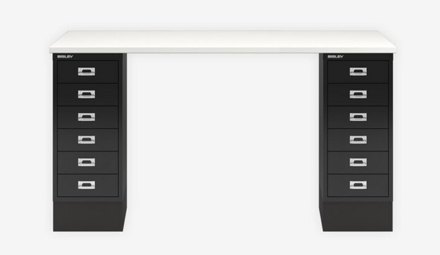 kleiner Homeoffice-Schreibtisch mit weißer Tischplatte auf 2 schwarzen Schreibtischcontainer