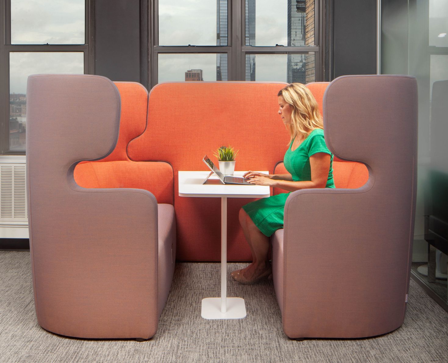 Business-Lounge-Sitzgruppe mit 2 gegenüberliegenden Zweisitzer-Polstersessel schwer entflammbar und USB-Ports als Ladestation