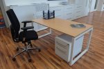 Büroschreibtisch mit Kabelkanal
