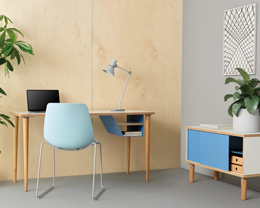 moderne Homeoffice-Büromöbel: eleganter Design-Schreibtisch und Büro-Sideboard