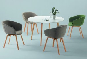 4-Fuss-Stuhl mit gepolsterter Sitzschale auf einem stabilen Holzgestell