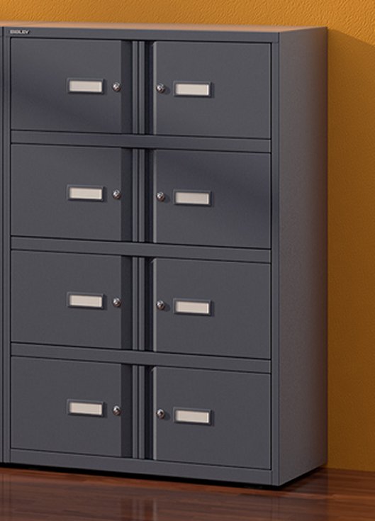 Robuster Schließfachschrank für kleine Handwerksbetriebe mit 8 Schließfächer