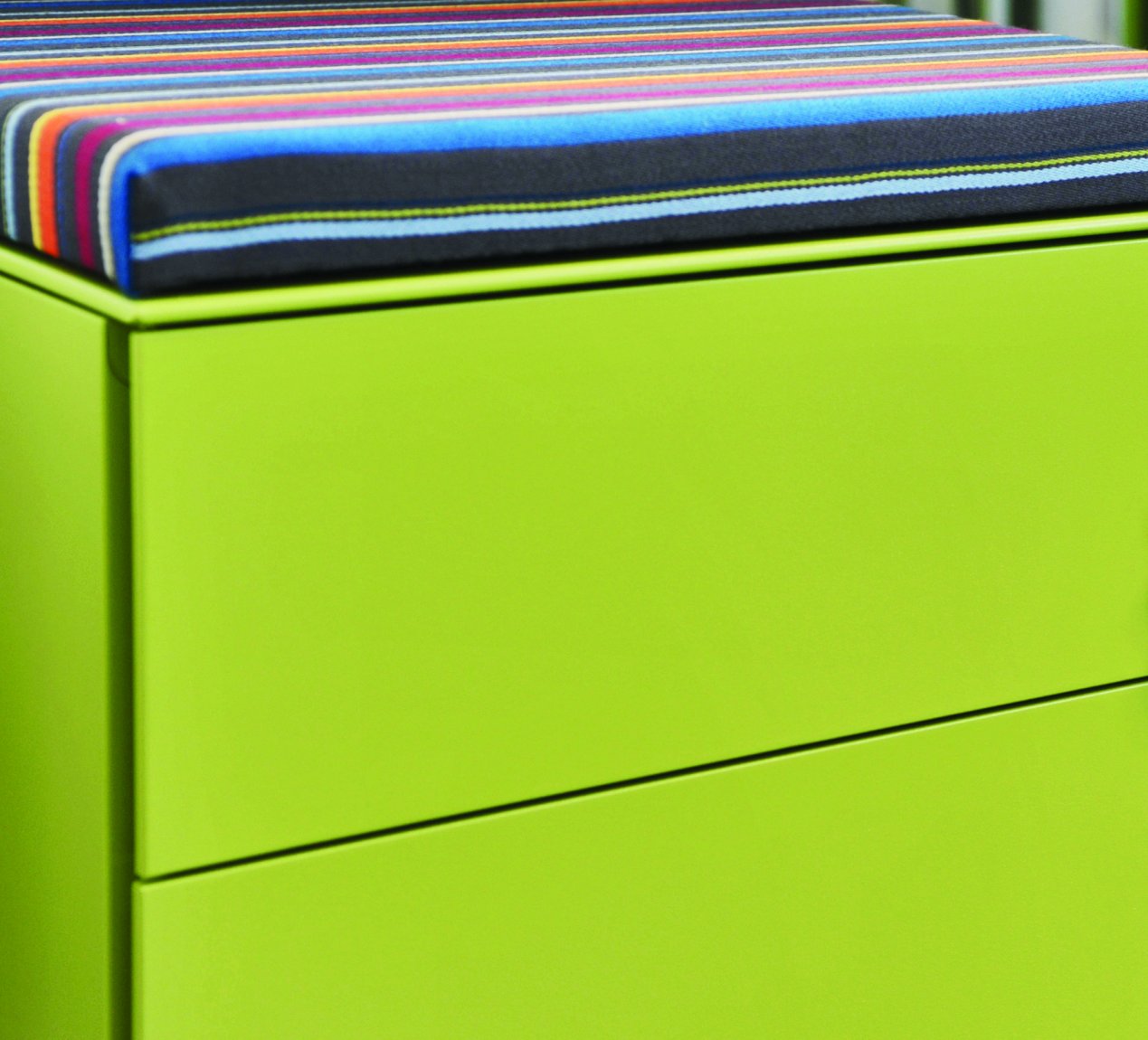 Schreibtischcontainer mit Polsterauflage