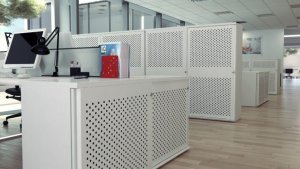 abschließbarer Büro-Stahlschrank mit gelochten Schiebetüren