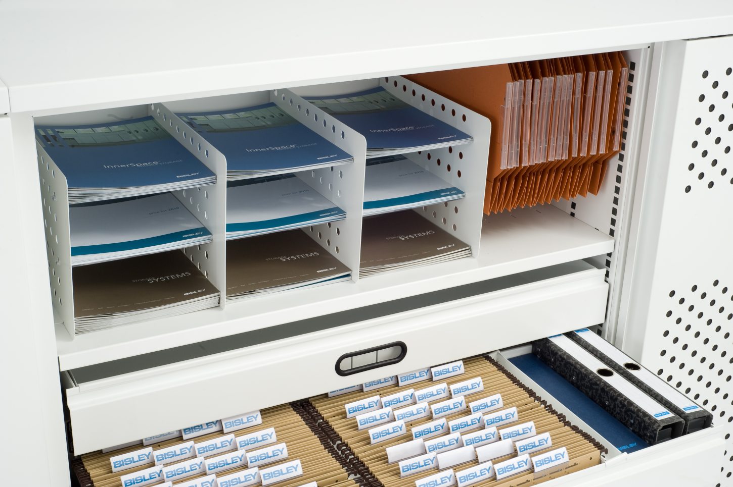 Schiebetürenstahlschrank mit ausziehbarem Teleskophängerahmen