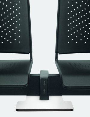 Viersitzer-Wartezimmerbank mit gelochten Metallsitzen