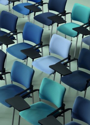 stapelbare und verkettbare Konferenzstühle