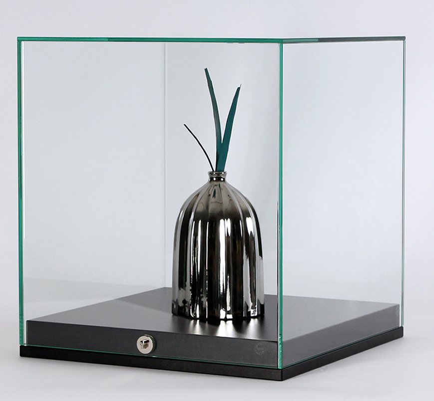 Aufsatzvitrine mit verriegelbarer und rahmenloser Stülphaube UV-verklebt