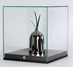 Aufsatzvitrine mit abnehmbarer verriegelbarer Glashaube UV-verklebt