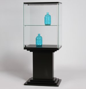 stabile Sockelvitrine elegante Museumsvitrine Glashaube auf abgestuften Sockel