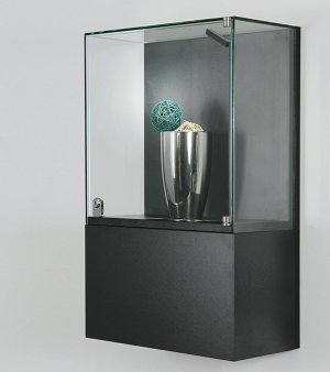 elegante Wandvitrine auf Sockel mit abschließbarer Drehtür