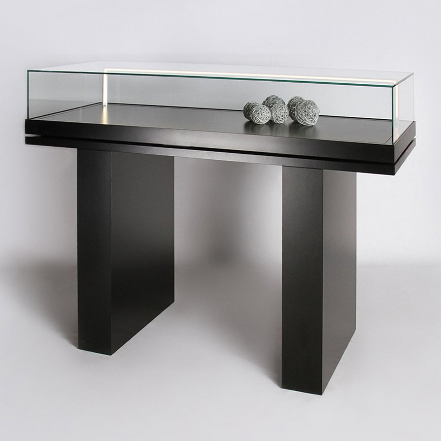 moderne Tischvitrine mit aufklappbarer, rahmenloser Glashaube auf zwei eingerückten Tischwangen