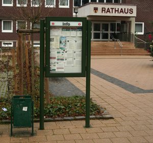 Außenbereich-Schaukasten im Hochformat an Rundpfosten zur Bodenmontage