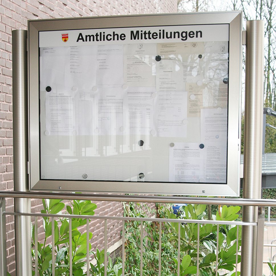freistehender Schaukasten Edelstahl mit Klappflügeltür und Gasdruckfedern