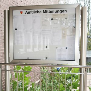 Schaukastenständer im Edelstahllook: wetterfester freistehender Schaukasten an zwei Rundpfosten