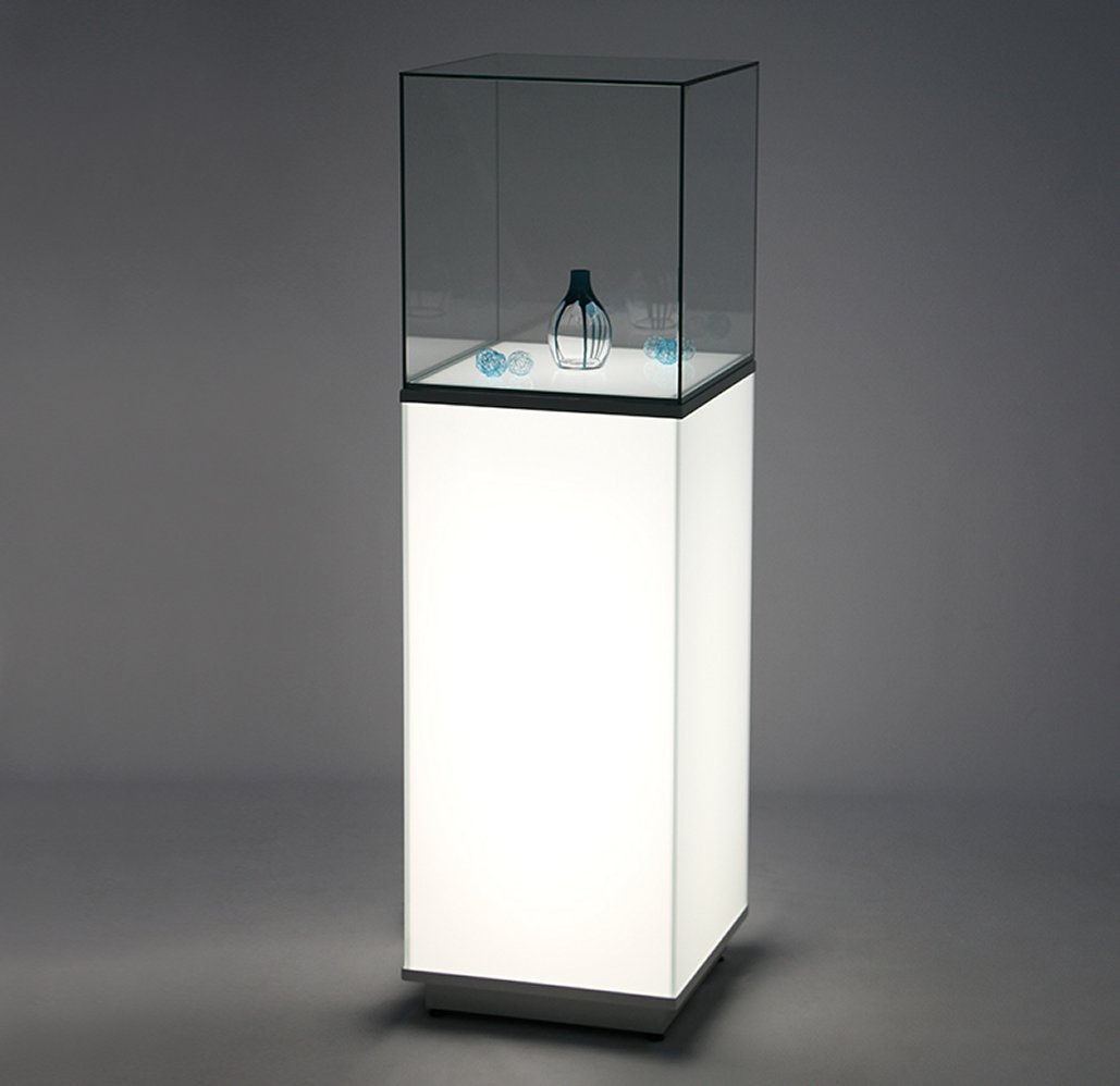 Sockelvitrine mit staubdichter Glashaube auf beleuchtetem Sockel