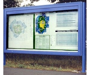 massiver Schaukasten-Ständer für den Außenbereich