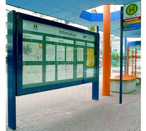 massiver Schaukasten-Ständer für den Außenbereich