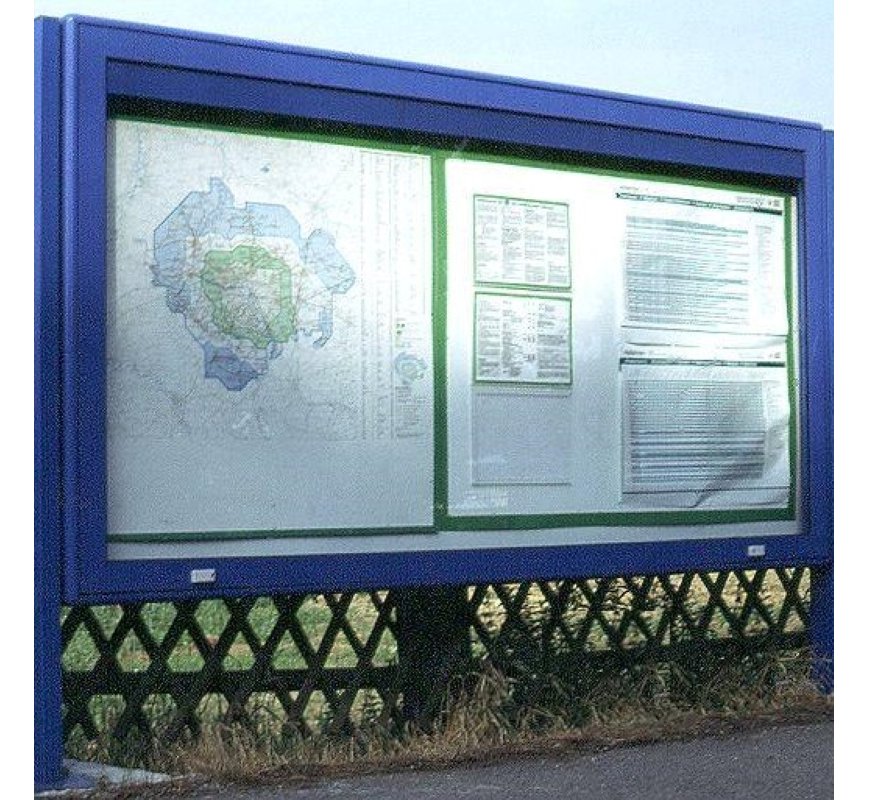 blauer Außenbereich-Schaukasten Sichtmaß 310 x 145 cm an  massive Stahlpfosten