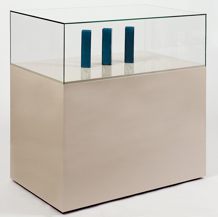 rechteckige Sockelvitrine mit abnehmbarer, rahmenlosen Glashaube