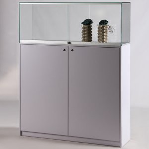 breite Sockelvitrine Vitrinenaufsatz mit abschließbaren Schiebetüren