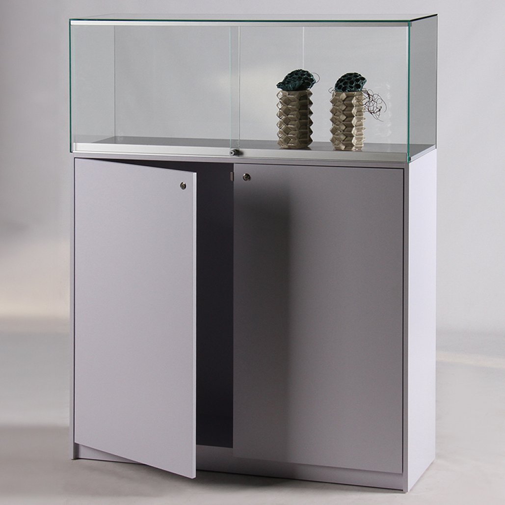 robuste Vitrine mit  Schiebetüren auf  1 Meter hohen Sockel