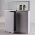 breite Sockelvitrine mit Unterschrank