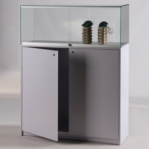 Vitrine mit abschließbaren Schiebetüren auf Unterschrank